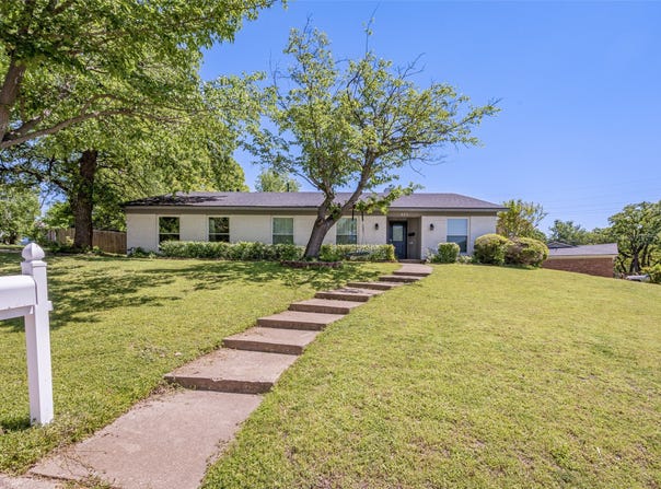 625 Caduceus Lane, Hurst, TX 76053