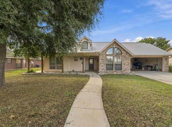 2117 HACKBERRY DR, Uvalde, TX 78801