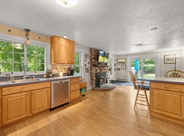 115 Springhill Ave, Bridgewater, MA 02324