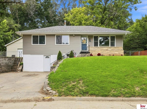 222 Pickardy Lane, Council Bluffs, IA 51503