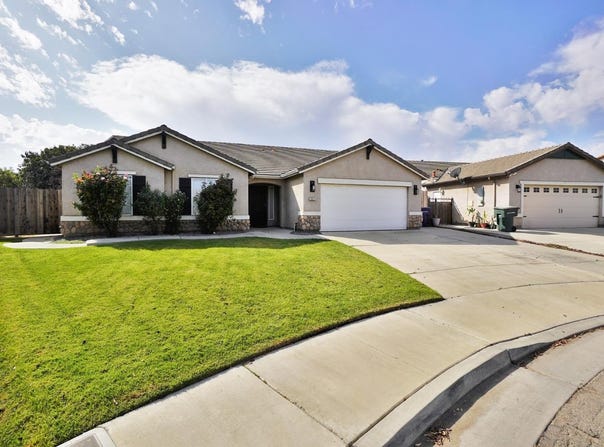 2017 W Queens Way, Hanford, CA 93230
