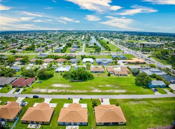 1302 SE 8th Place, Cape Coral, FL 33990
