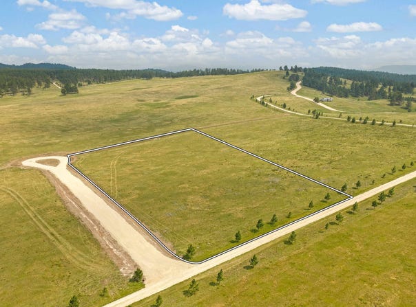 War Bonnet Road, Custer, SD 57730