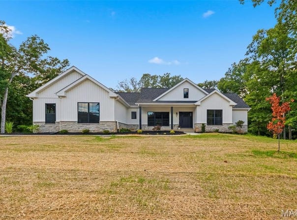 15 Woodline Drive, Winfield, MO 63389