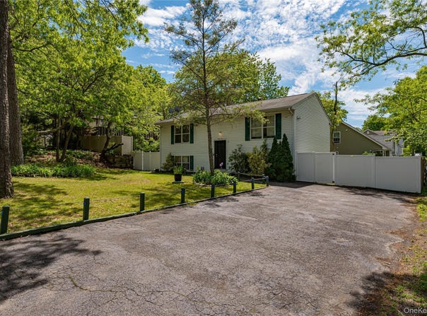 34 Robert Street, Mastic, NY 11950
