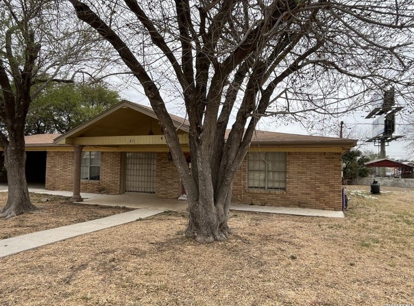 211 E Alamo, Carrizo Springs, TX 78834