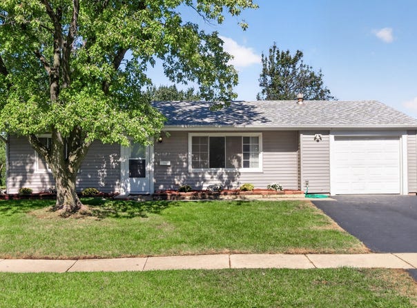 1622 W Celebrity Circle, Hanover Park, IL 60133