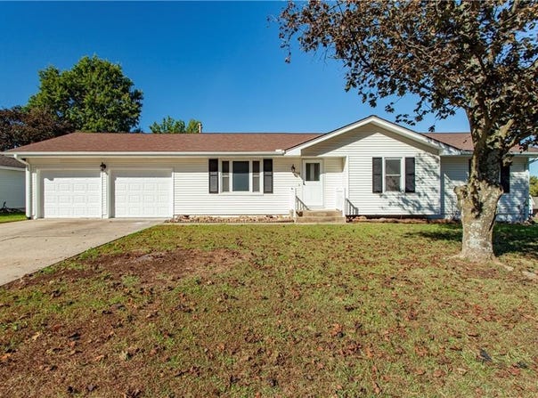 1908 cedar Street, Higginsville, MO 64037