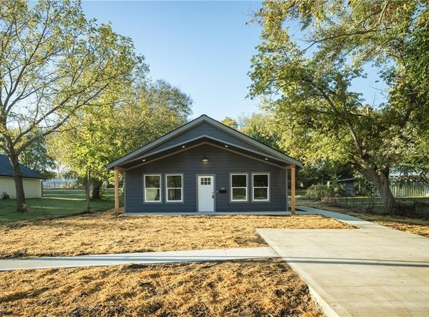 305 E Pacific Street, Holden, MO 64040
