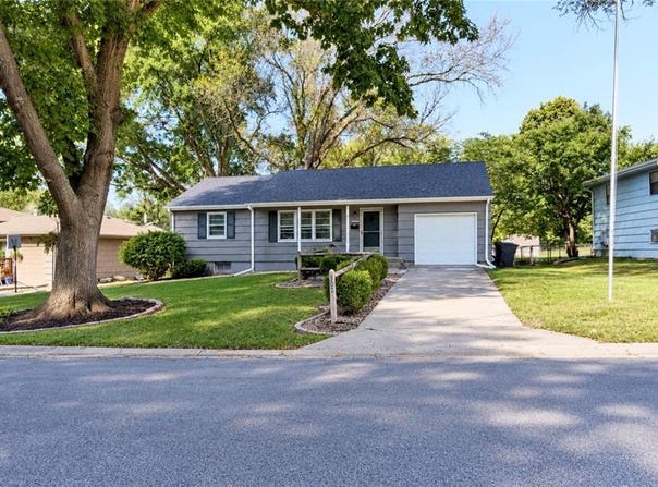 302 NE Howard Street, Lee's Summit, MO 64063