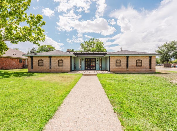 219 BAILEY Avenue, Dumas, TX 79029