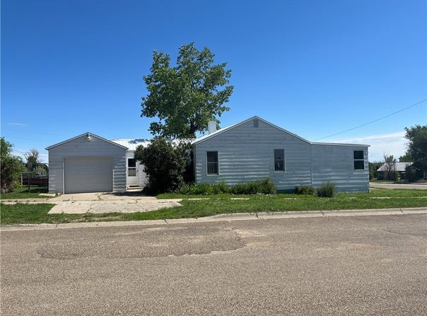 1306 B Avenue, Circle, MT 59215