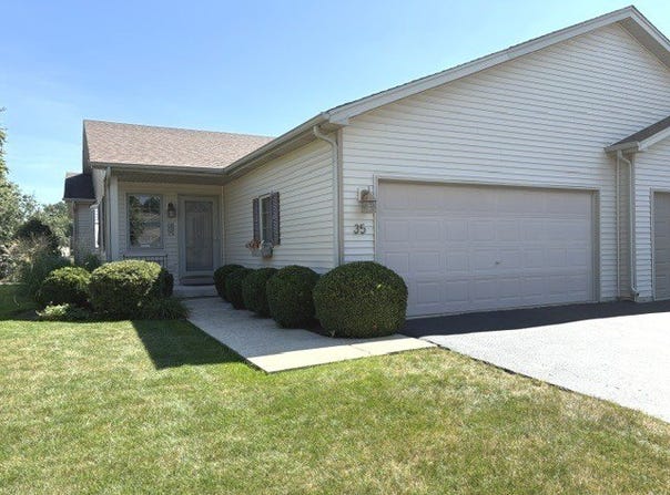 35 S Juniper Drive, North Aurora, IL 60542