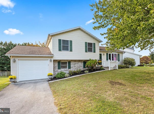 10 GARDENIA Drive, HANOVER, PA 17331