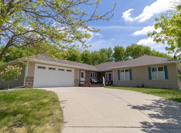 916 Hills Avenue, Jackson, MN 56143