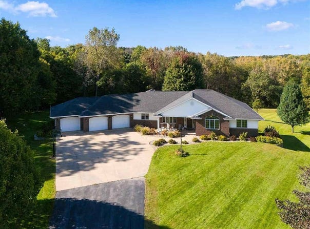 24594 110th St, Anamosa, IA 52205
