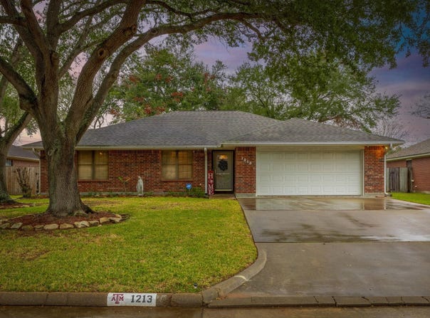 1213 Shadowlake Dr, Sealy, TX 77474