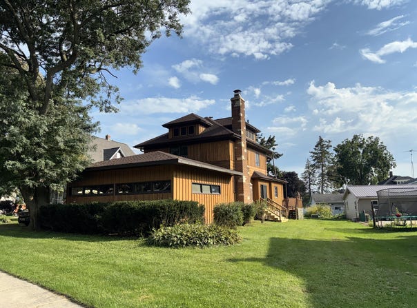 634 E Oak Grove St, Juneau, WI 53039