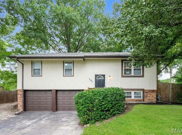 209 Valley Drive, Grain Valley, MO 64029