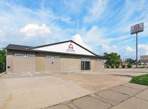 3717 Midway Dr, Cedar Falls, IA 50613
