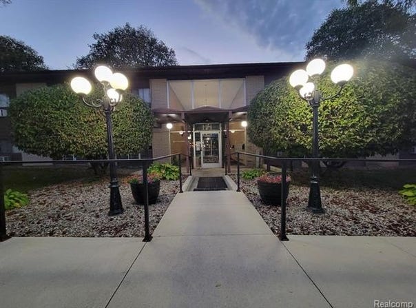 995 N Cass Lake Road, Waterford Twp, MI 48328
