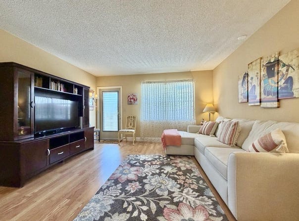 19 Abbey Lane, Delray Beach, FL 33446