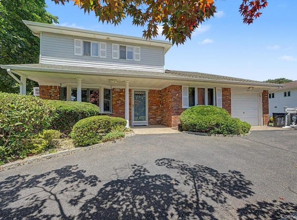 16 Cross Bow Lane, Commack, NY 11725