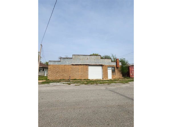 120 N Oak St, Apache, OK 73006