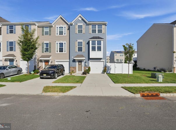 32 CONTINENTAL Boulevard, SICKLERVILLE, NJ 08081