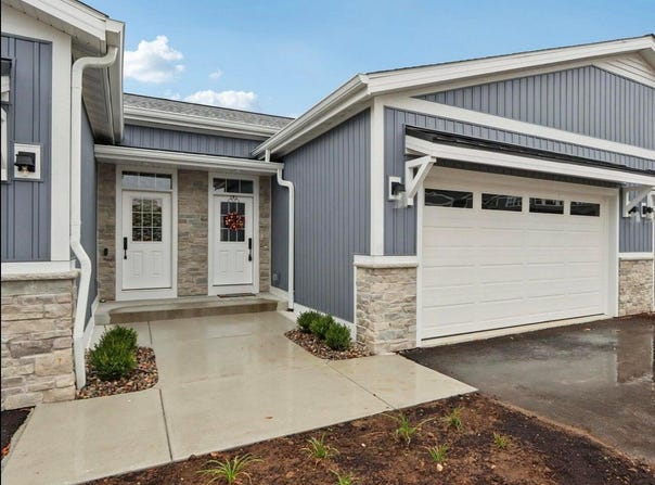 405 Falcon Ridge Dr, Burlington, WI 53105