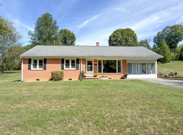 13 COUNTRY CLUB Rd, Lexington, VA 24450
