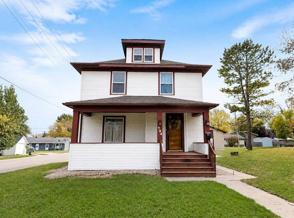 724 3rd St NE, Devils Lake, ND 58301