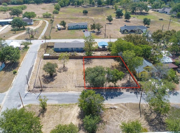 220 Daisy Ave, Luling, TX 78648