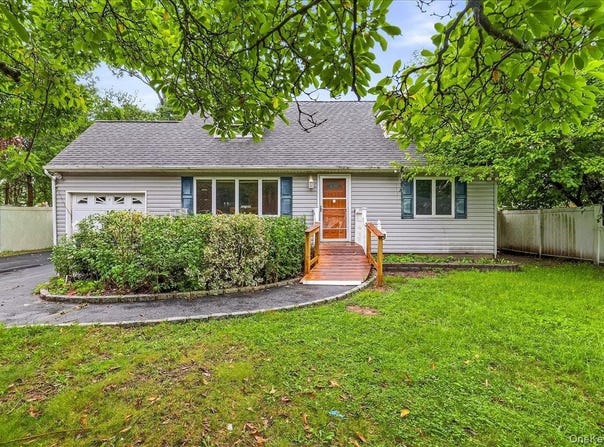 80 Ackerly Lane, Ronkonkoma, NY 11779
