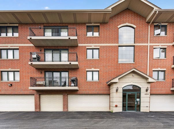 6850 W Winding Trail, Oak Forest, IL 60452