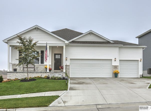 17605 Rose Lane Road, Omaha, NE 68136