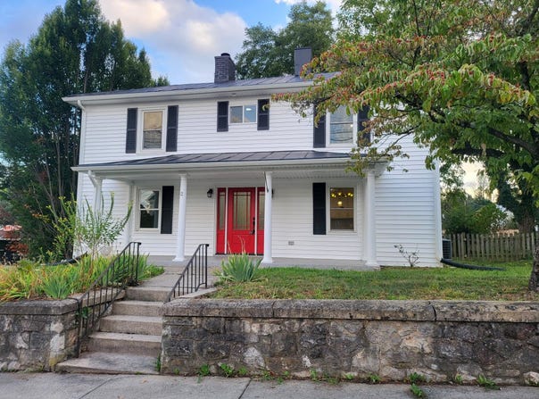 1202 W BEVERLEY ST, STAUNTON, VA 24401