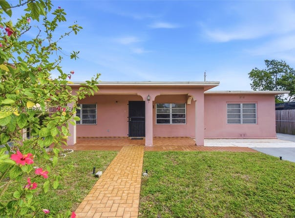 921 E 14 St, Hialeah, FL 33010