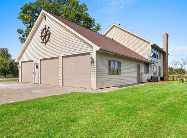 3350 Lakeview Drive, Suamico, WI 54173
