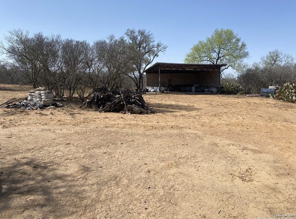 185 E CR 2662, Devine, TX 78016
