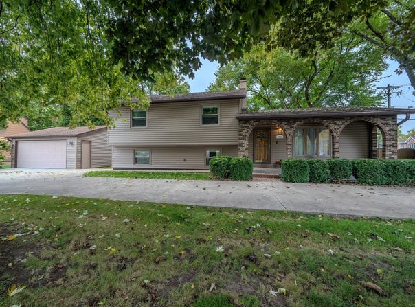 3900 Fairview Avenue, Downers Grove, IL 60515