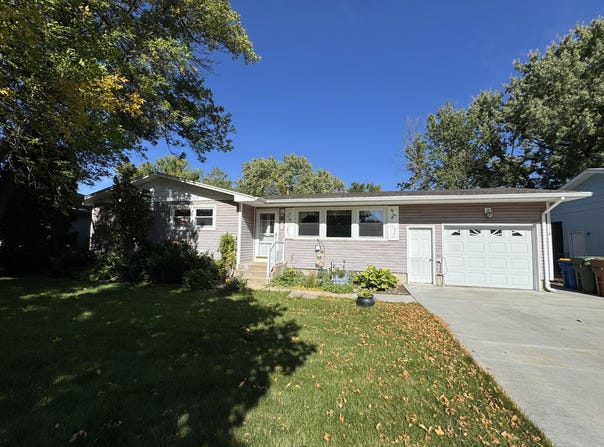 243 Sunrise Dr, Huron, SD 57350