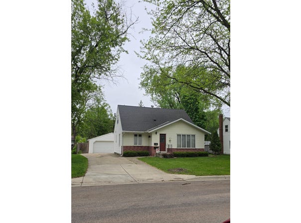 207 E Lyon Street, Marshall, MN 56258