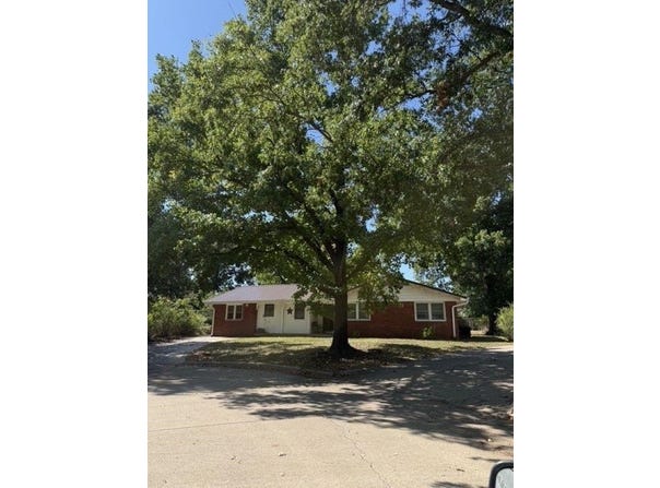 12 Roberts Ct, Winfield, KS 67156