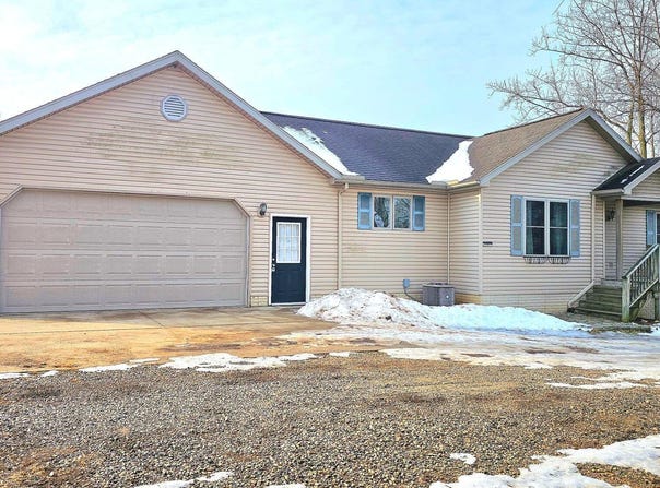 10513 Loughrea Lane, Cement City, MI 49233