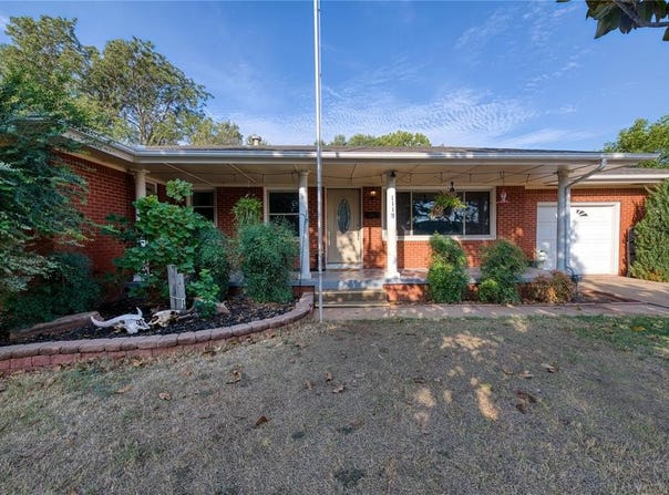 1119 Crestview Drive, Elk City, OK 73644