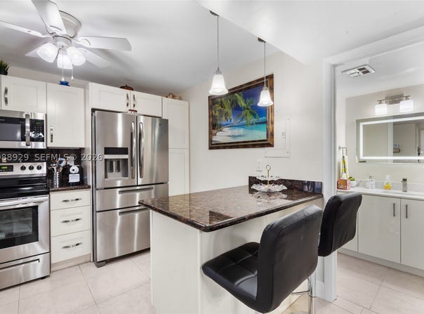 9420 S Hollybrook Lake Dr, Pembroke Pines, FL 33025