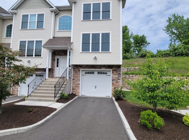 19 Oak Meadows Drive, Brookfield, CT 06804