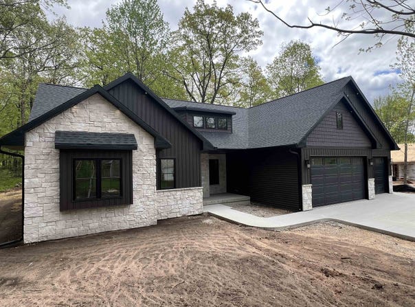 996 THOMAS Trail, WAUPACA, WI 54981