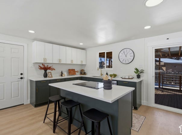 1358 E MAPLEWOOD Dr, Murray, UT 84121